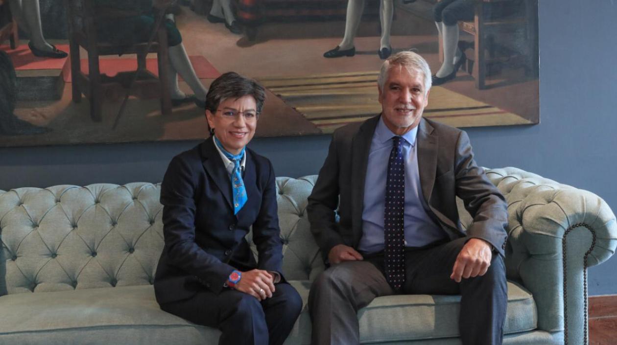 La electa alcaldesa Claudia López y el alcalde de Bogotá, Enrique Peñalosa.