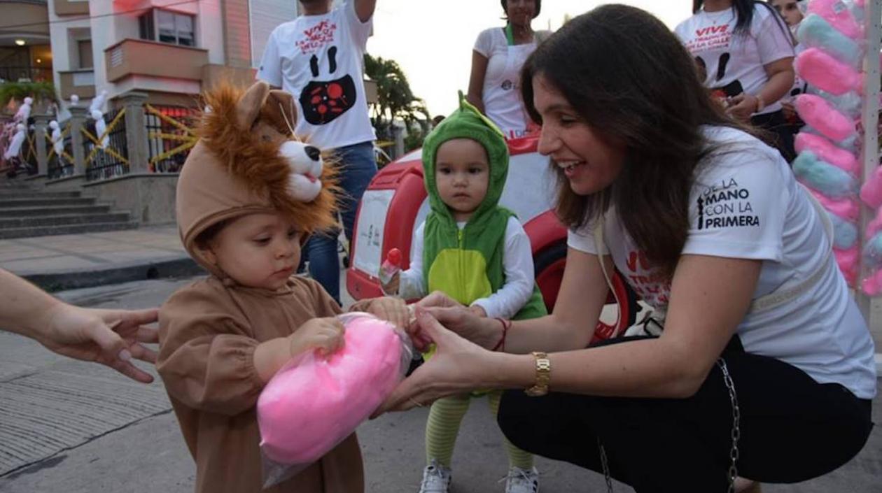 La Primera dama del Distrito comparte con niños de la ciudad en el Día de los Niños.