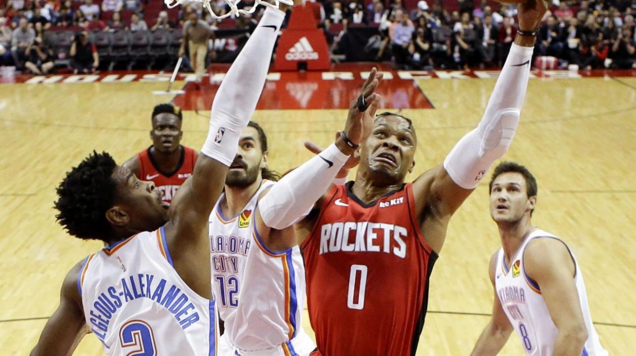 Russell Westbrook anota ante la defensa rival. 