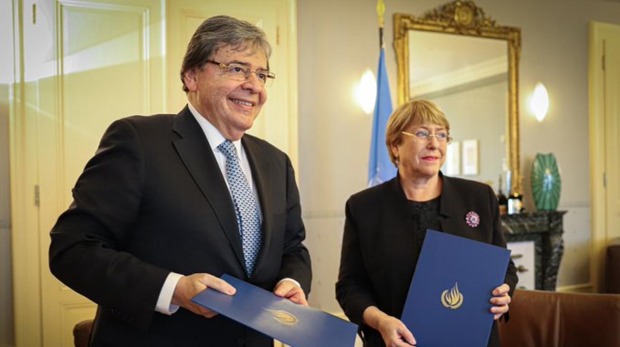 Carlos Holmes Trujillo y Michelle Bachelet.
