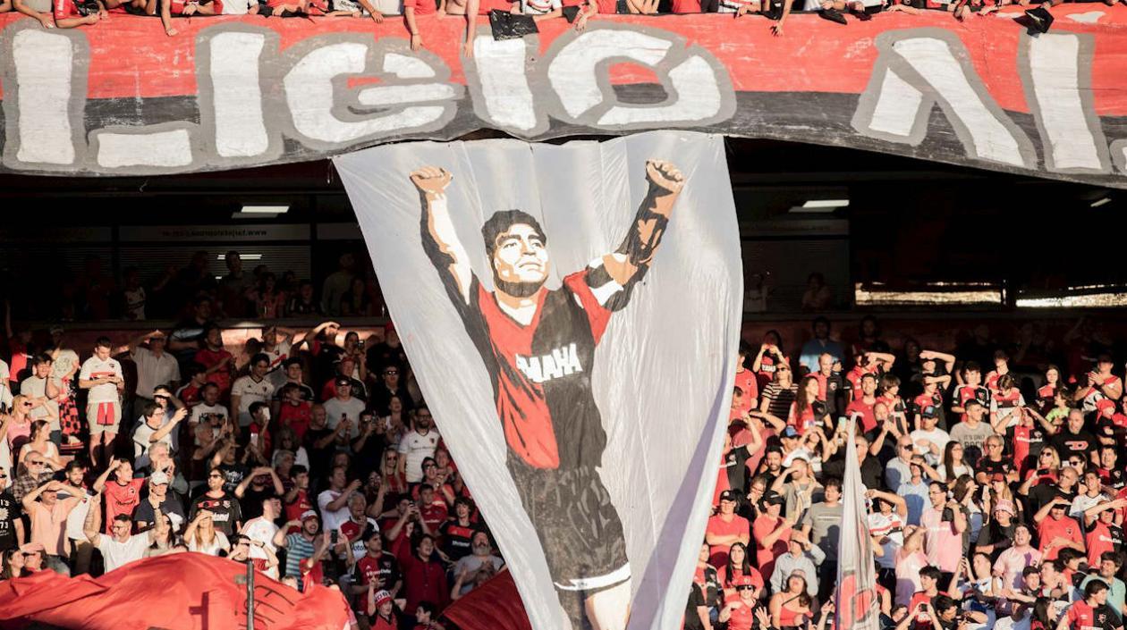 Diego Maradona en la pancarta de los hinchas. 