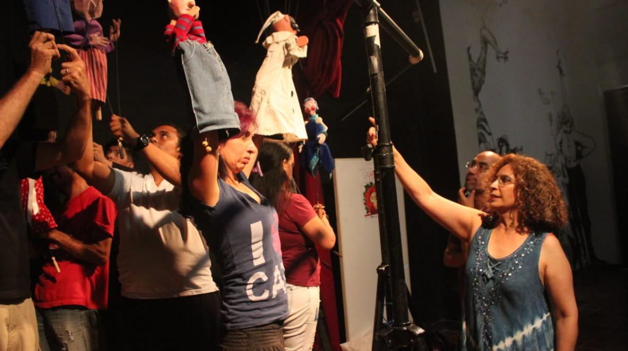 La actriz mexicana María Lourdes Miramontes dirigiendo la obra.