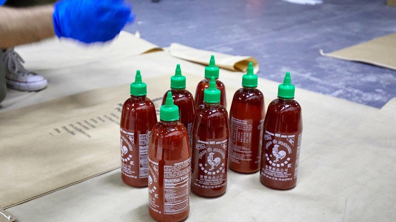  Los agentes encontraron la droga en los frascos de salsa de chile.
