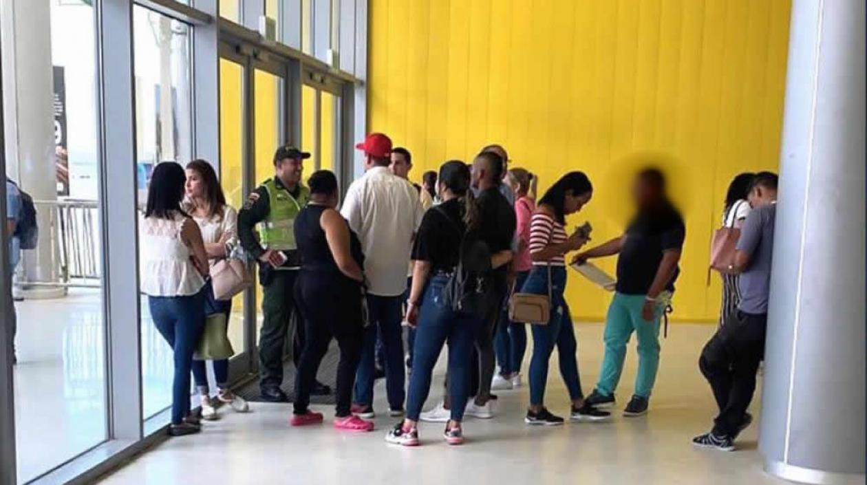 Los jóvenes cuando fueron frenados a la entrada del 'Puerta de Oro'.