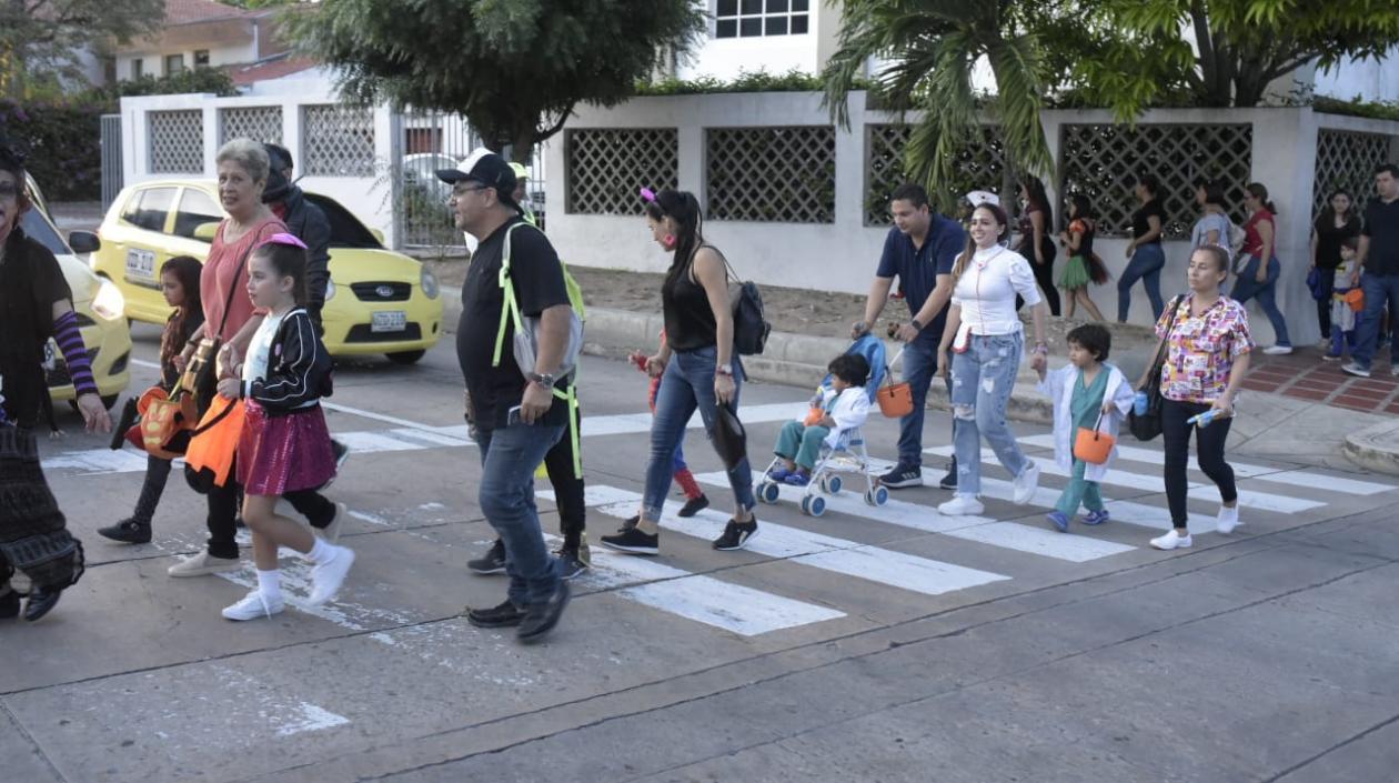 Niños disfrazados y acompañados de sus padres.