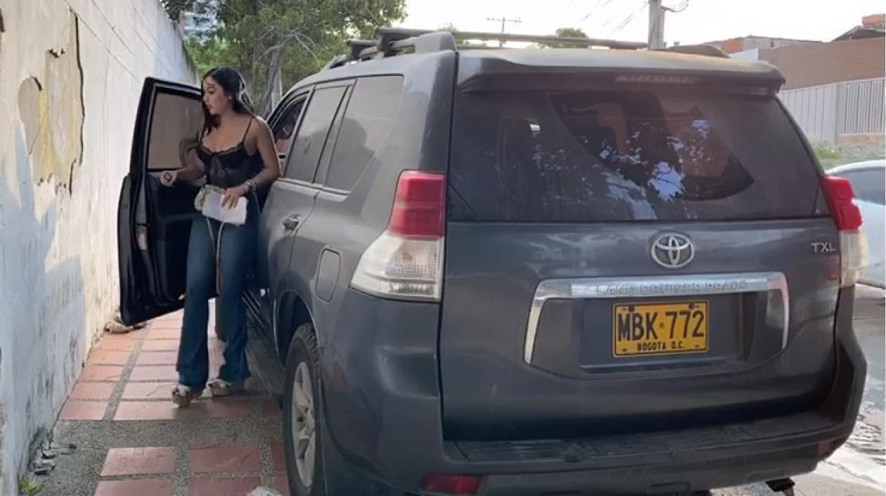 Aida Victoria Merlano entregando la Toyota Prado de su mamá.