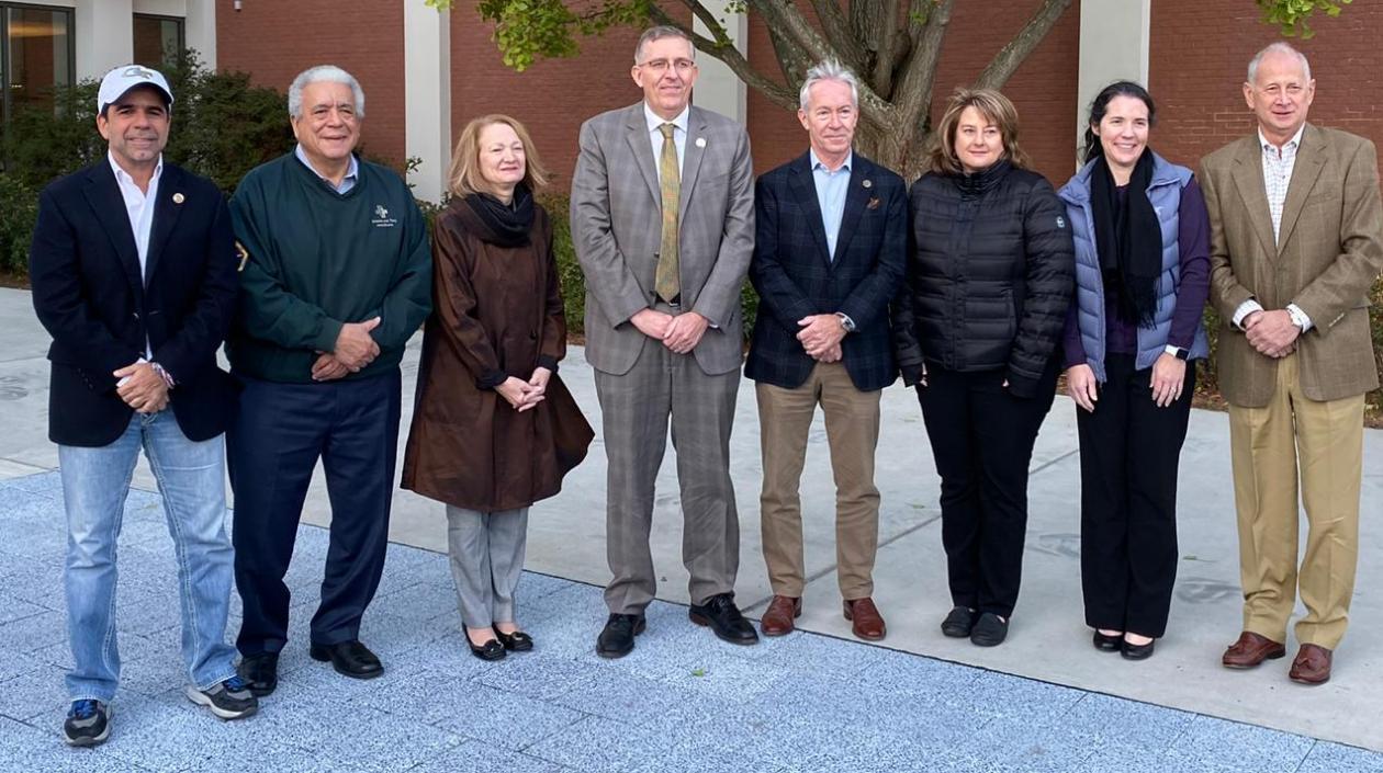 El Alcalde de Barranquilla, Alejandro Char (izquierdo).