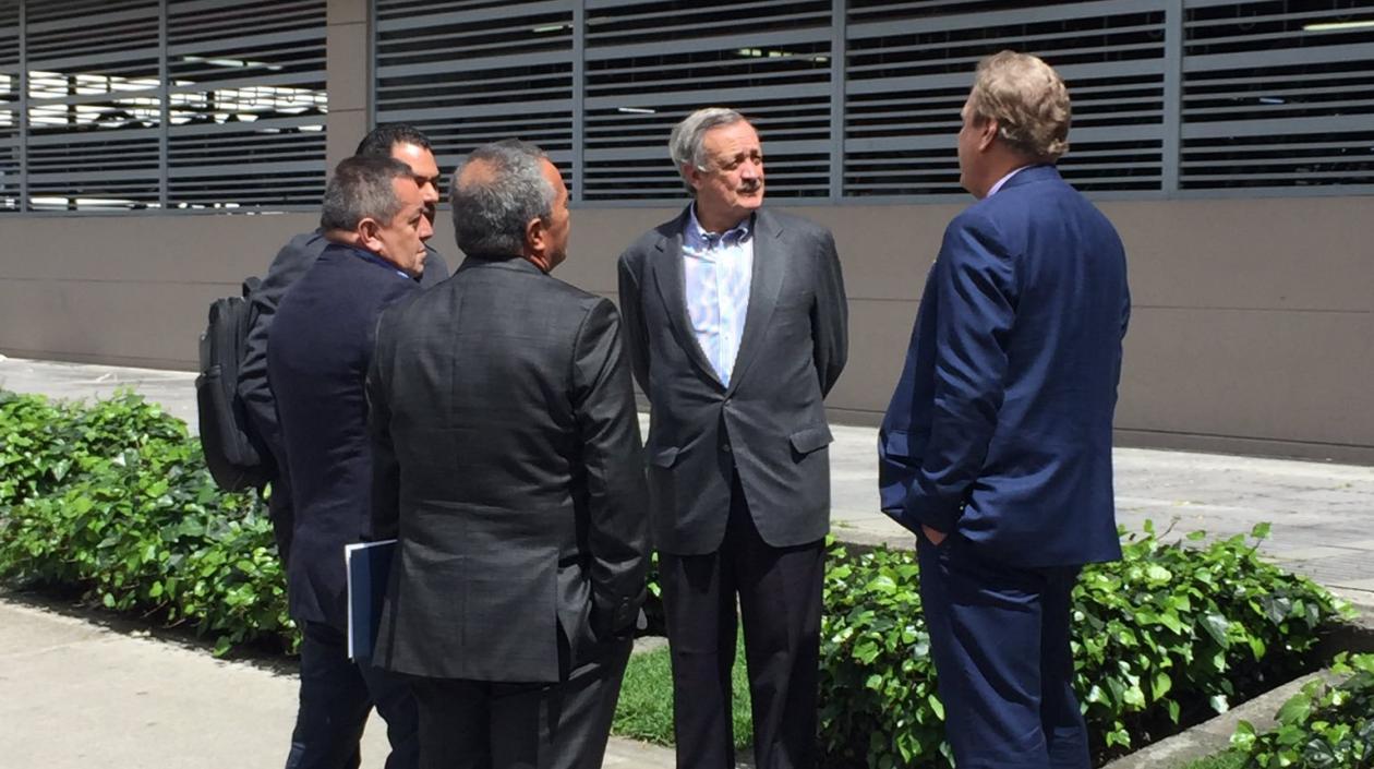 Ramón Jesurun al lado de los presidentes de varios clubes de Colombia. 