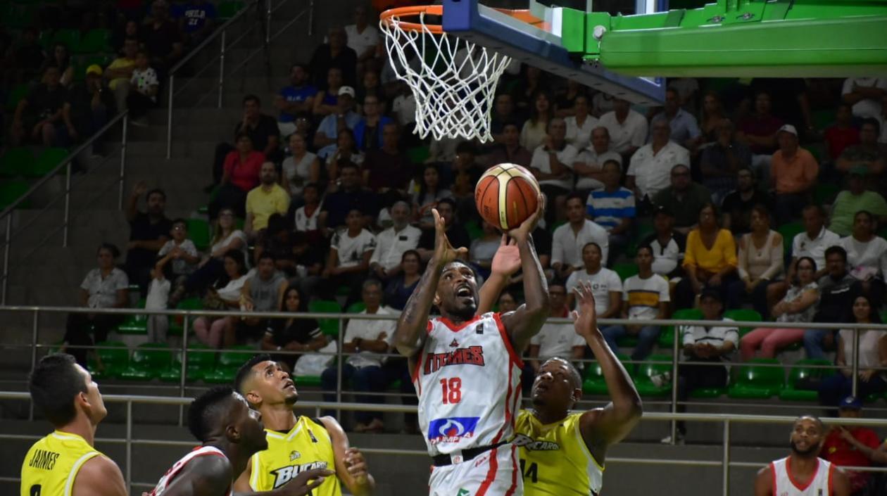 Imagen del partido entre Titanes y Búcaros.