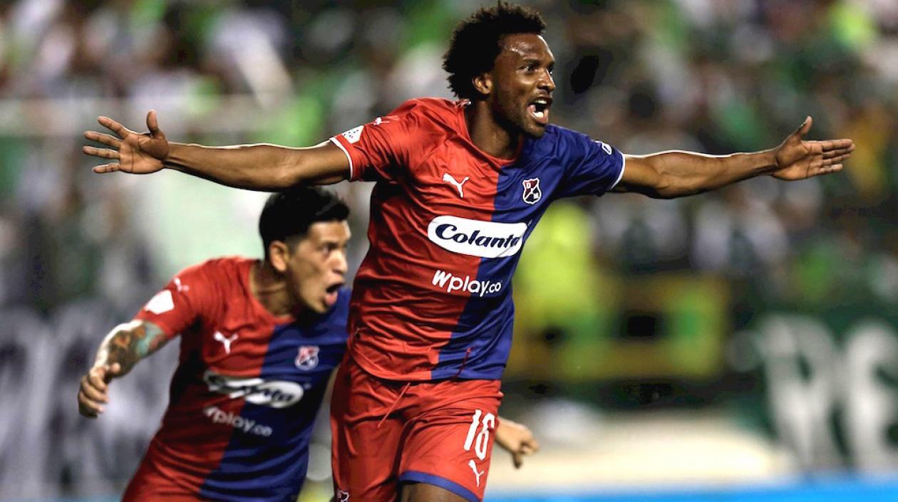 Didier Moreno celebrando el primer gol del DIM. Detrás de él Germán Cano quien anotó el segundo.