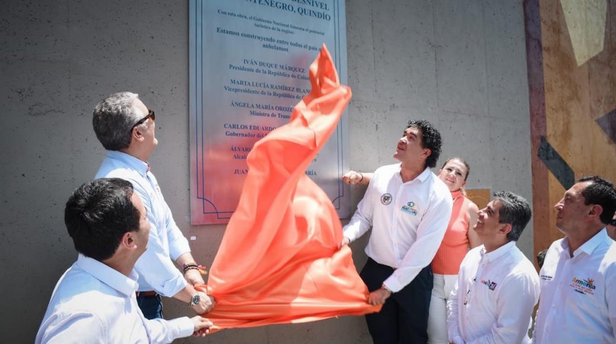 Develación de la placa inaugural por parte del Presidente Iván Duque.