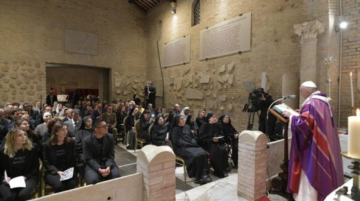 El Papa celebró la Santa Misa por los difuntos en las Catacumbas de Santa Priscila en la Via Salaria de Roma.