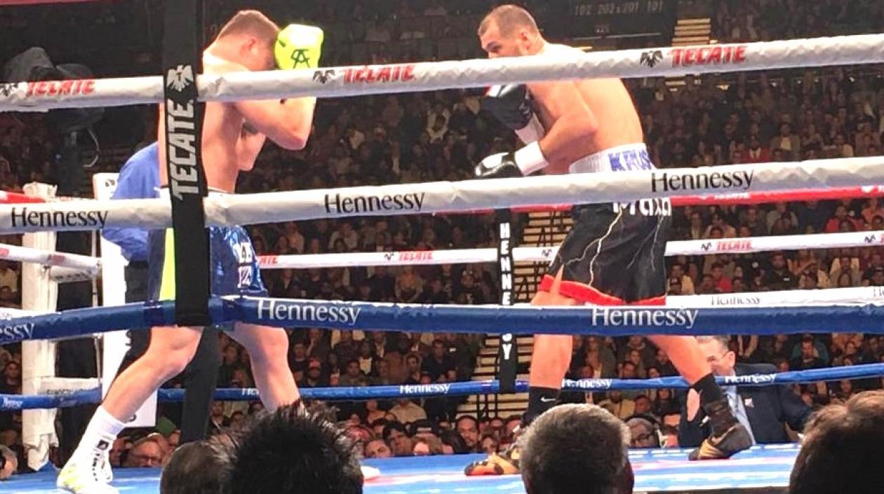 Saúl ‘Canelo’ Álvarez (izquierda) y Sergey Kovalev (derecha) en una acción del combate.