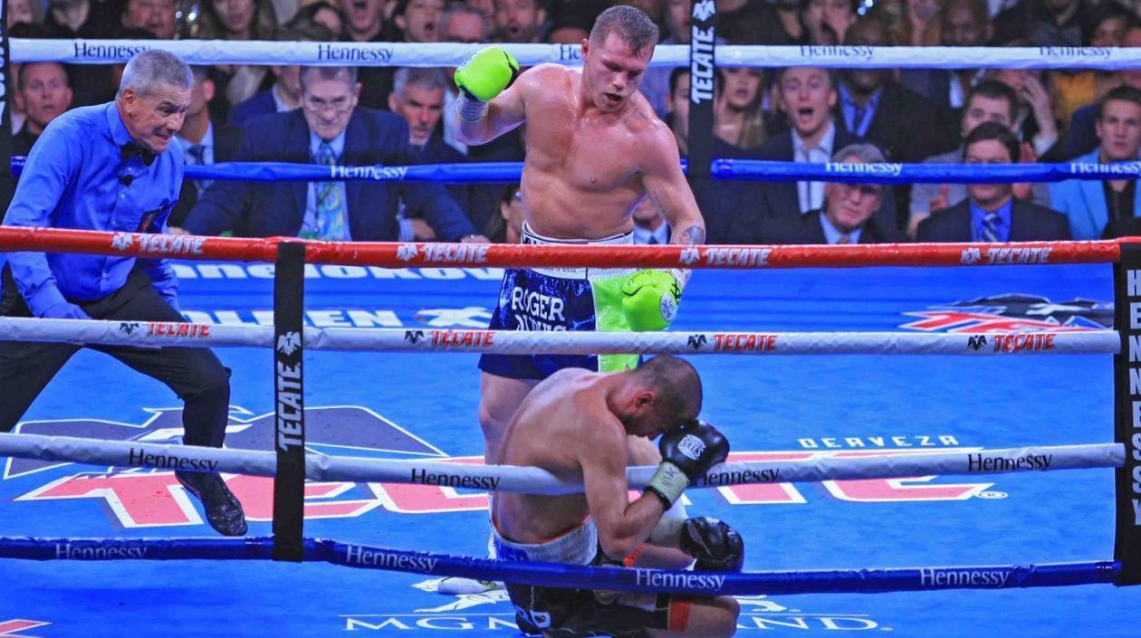 Momento del nocaut de 'Canelo' a Kovalev.