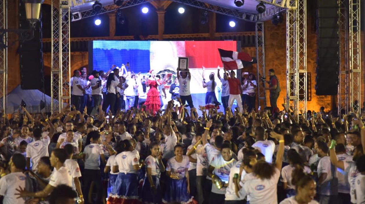 Los dominicanos orgullosos con el récord alcanzado.