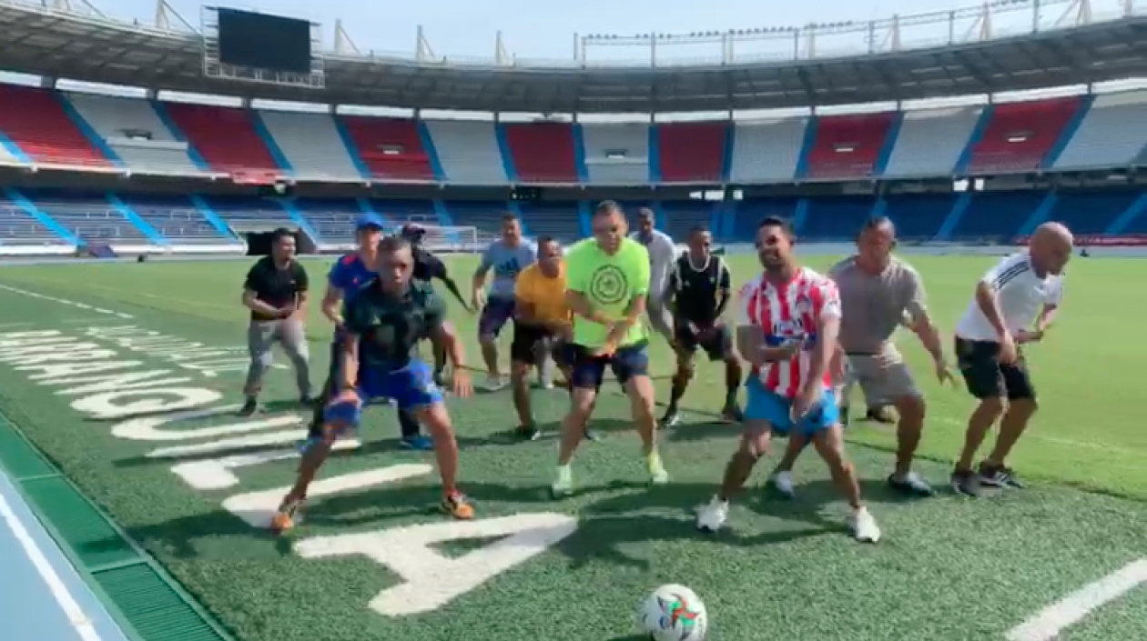 Exjugadores del Junior F.C. bailando.