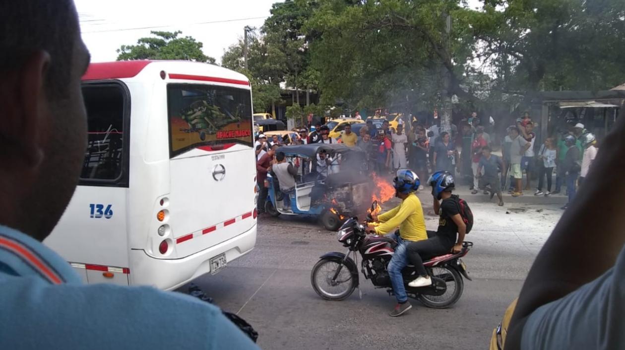 Motocarro incendiado.