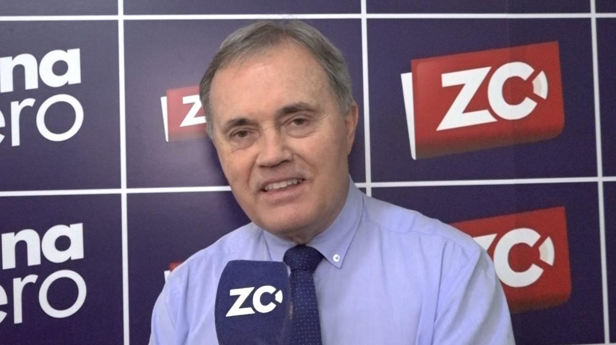 Sixto Paz Wells, ufólogo peruano.