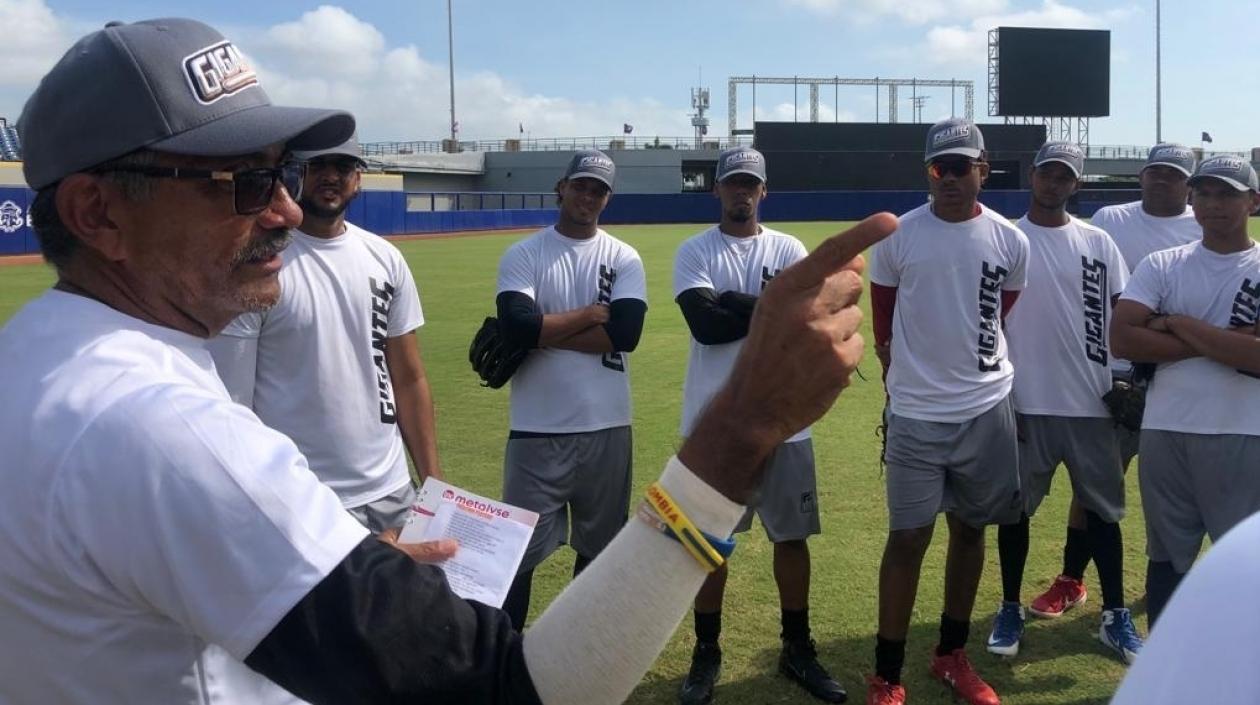 Daniel Mavarez, pitching coach de los Gigantes. 