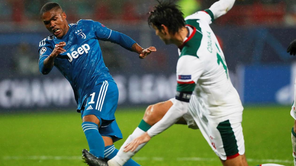 Douglas Costa ante la marca de Vedran Corluka. 