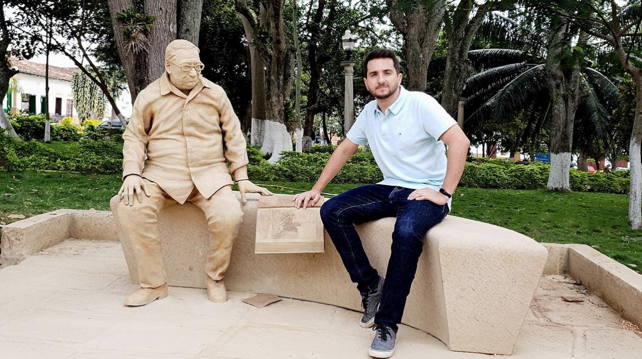 La escultura y el artista colombiano Joaquín Restrepo.