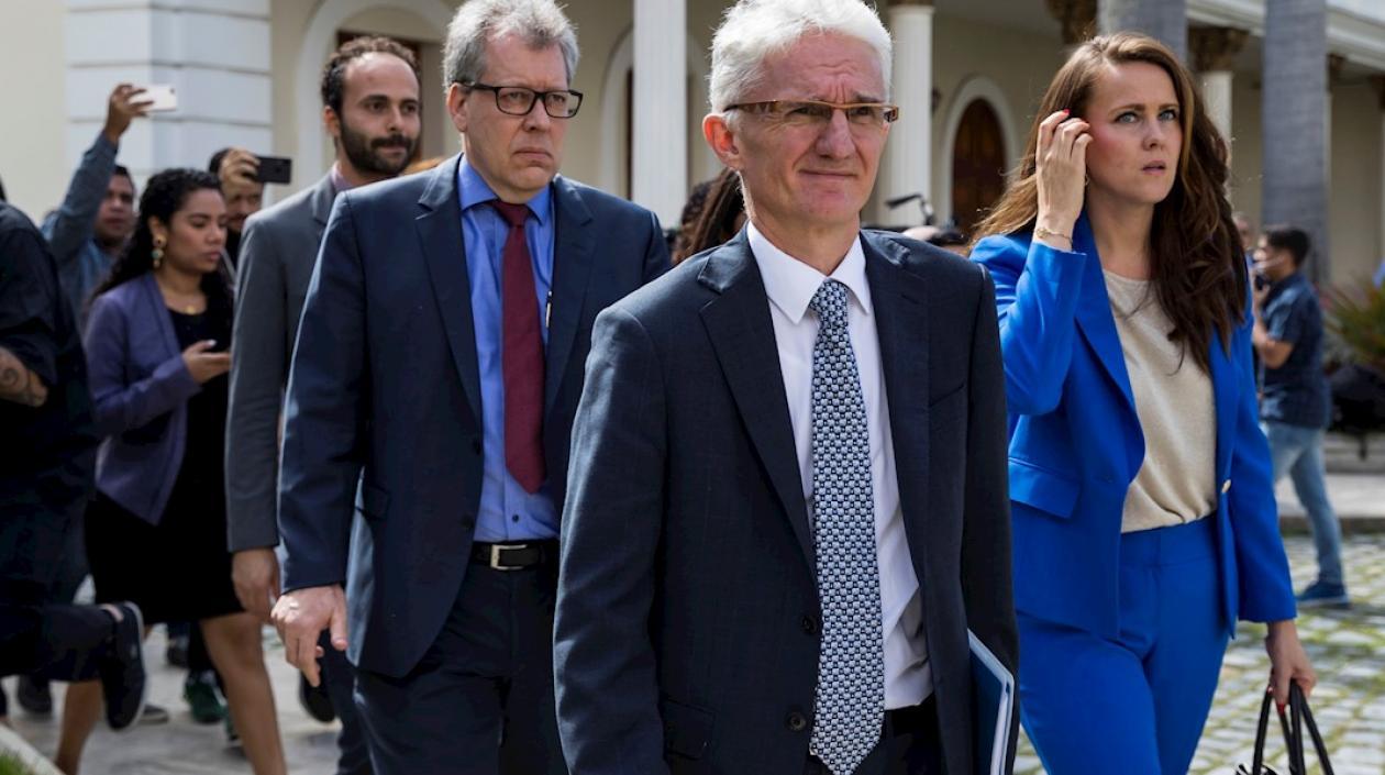 El secretario general adjunto de la Oficina de Naciones Unidas para la Coordinación de Asuntos Humanitarios (OCHA), Mark Lowcock (i), salen luego de una reunión en el Palacio Legislativo en Caracas (Venezuela).