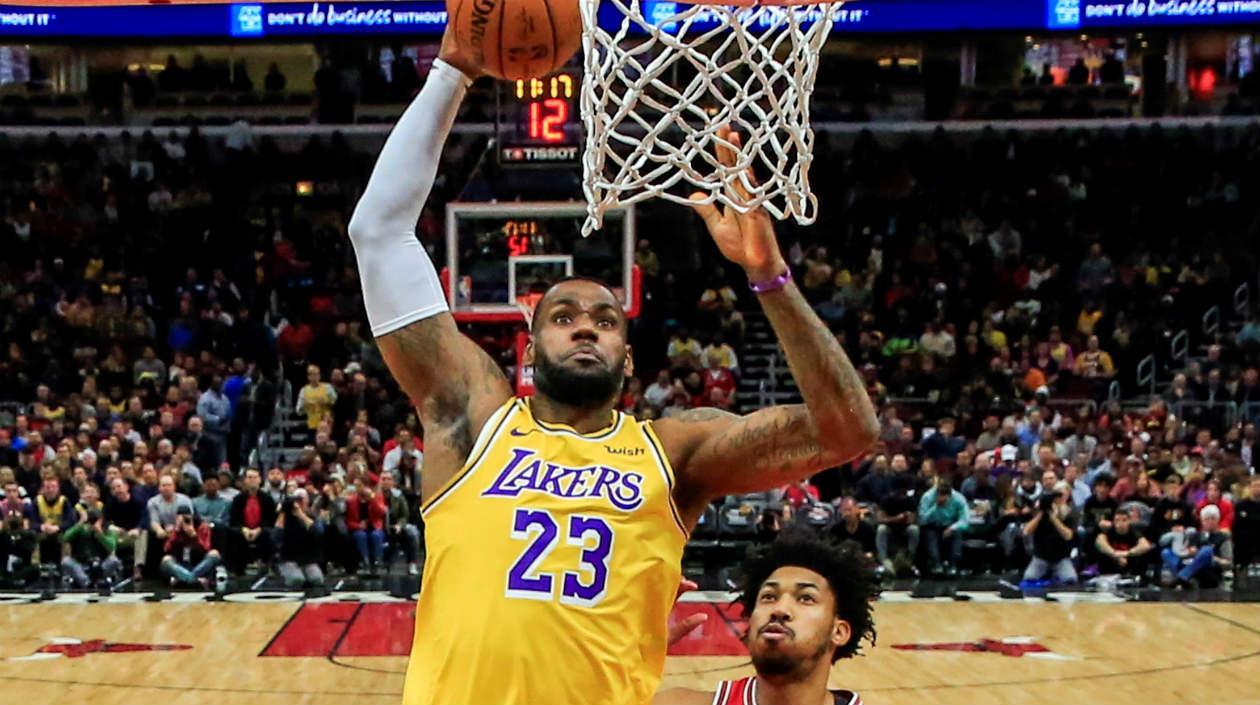 LeBron James encesta en el juego ante los Bulls. 