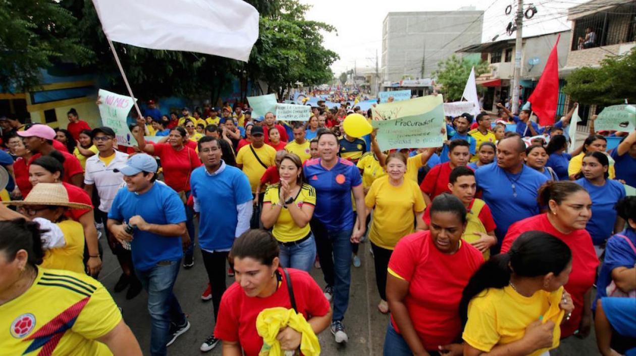 El excandidato William Torres encabezando la marcha.