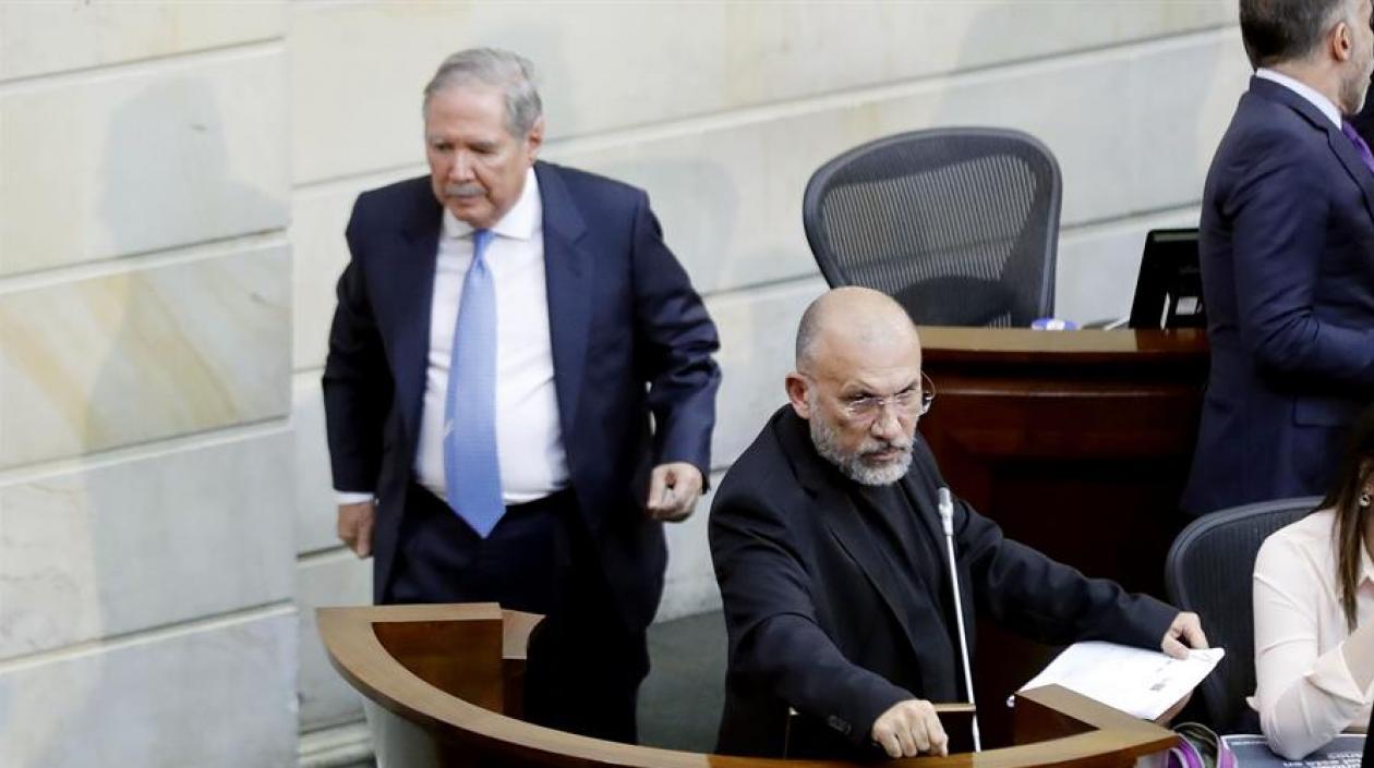 El Senador Roy Barreras en debate al Ministro, Guillermo Botero.