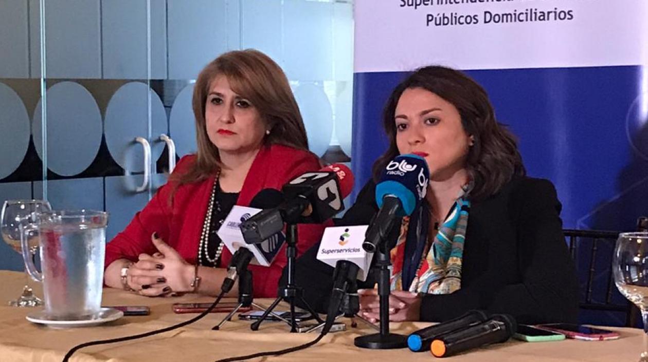 La agente especial de Electricaribe, Ángela Rojas,  y Natasha Avendaño, superintendente de Servicios;