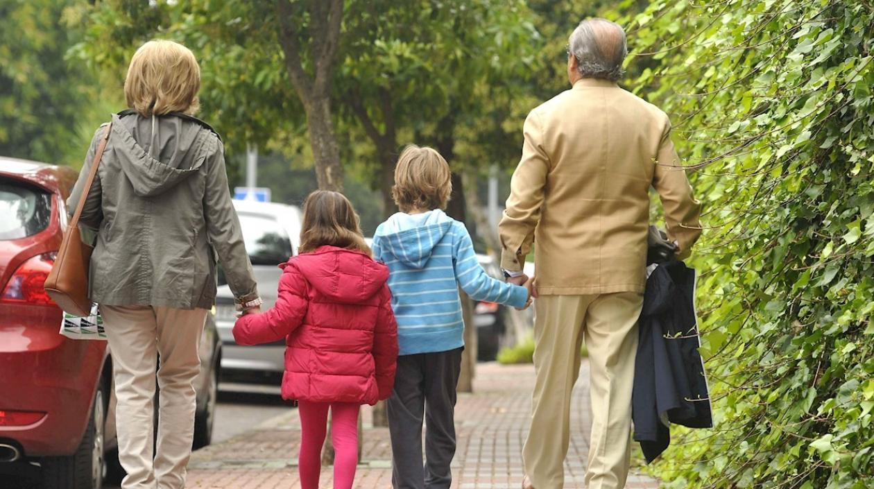 Unos abuelos junto a sus nietos. 