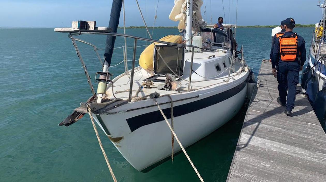 El velero en zona segura.