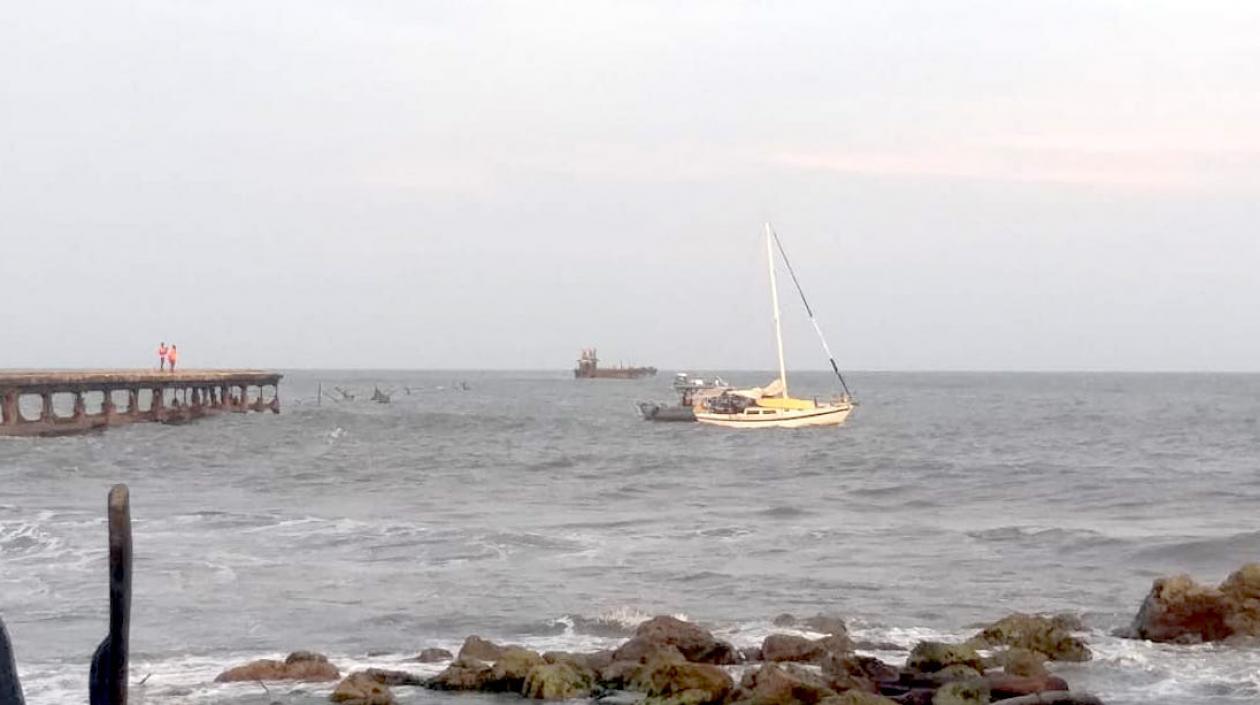 Velero en emergencia en Puerto Colombia.