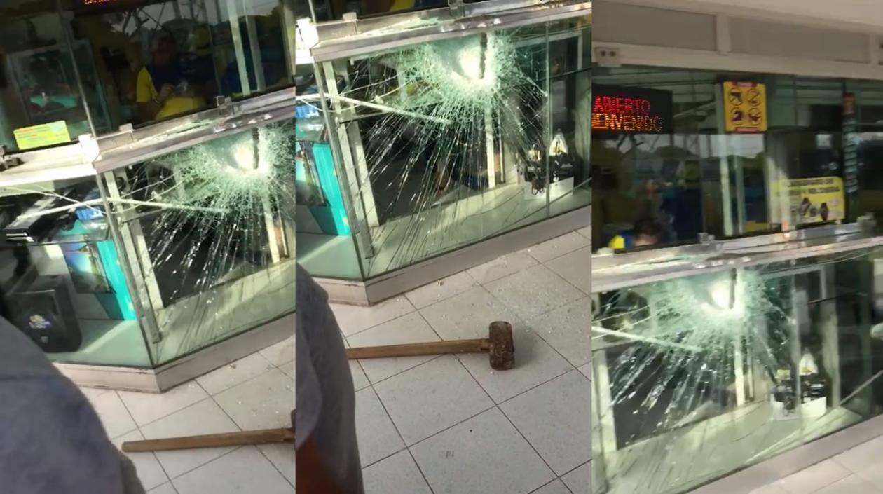 Intentaron partir el vidrio de seguridad.