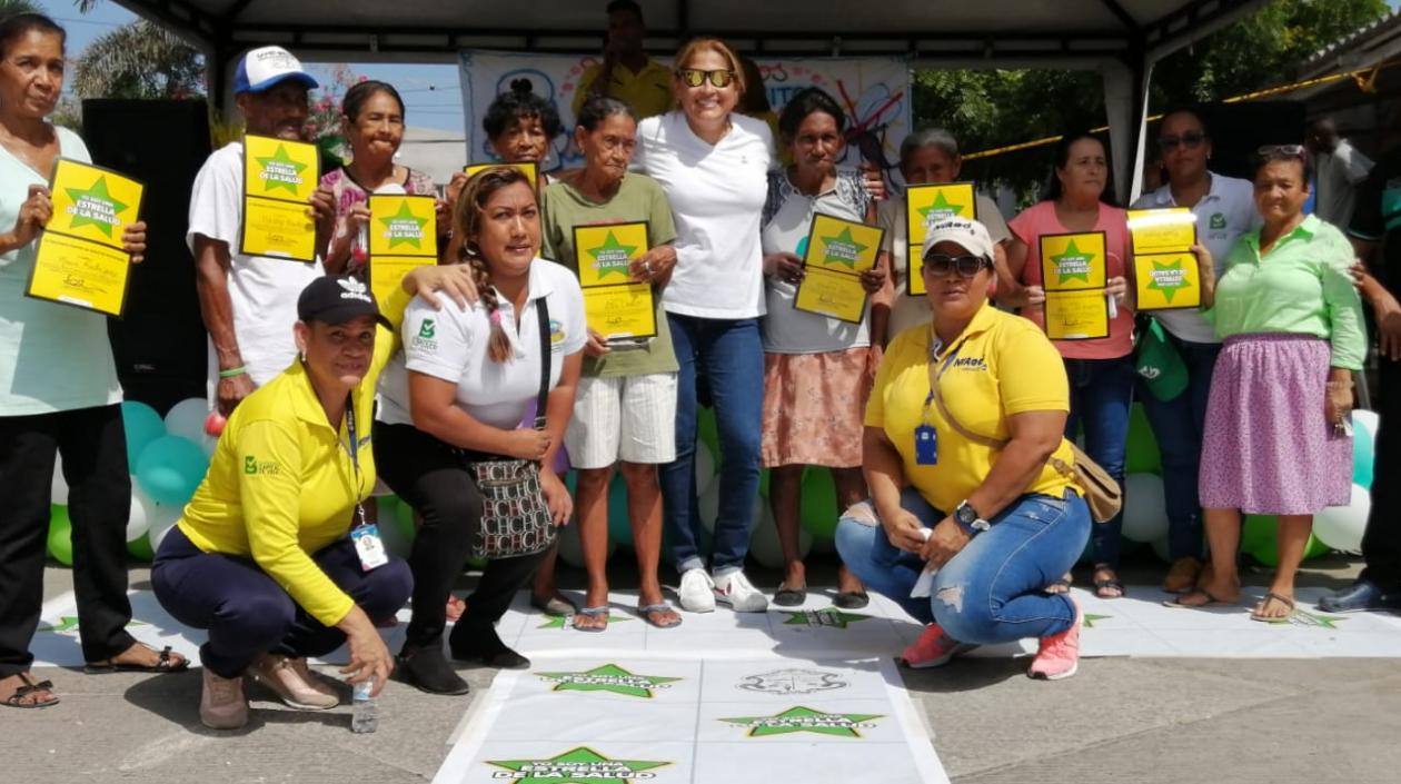 La secretaria de Salud, Alma Solano (centro) con las Estrellas de la Salud.