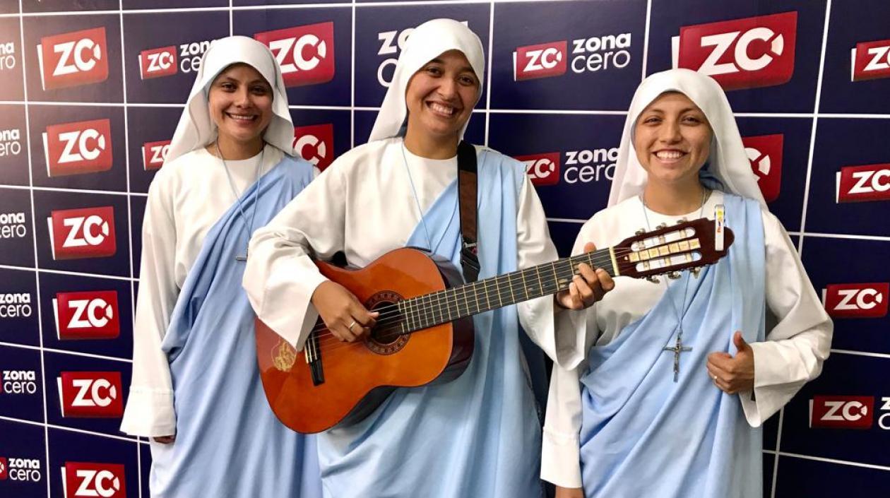 Las hermanas Hellen Michelle, María Alejandra y Ana María, Comunicadoras Eucarísticas.