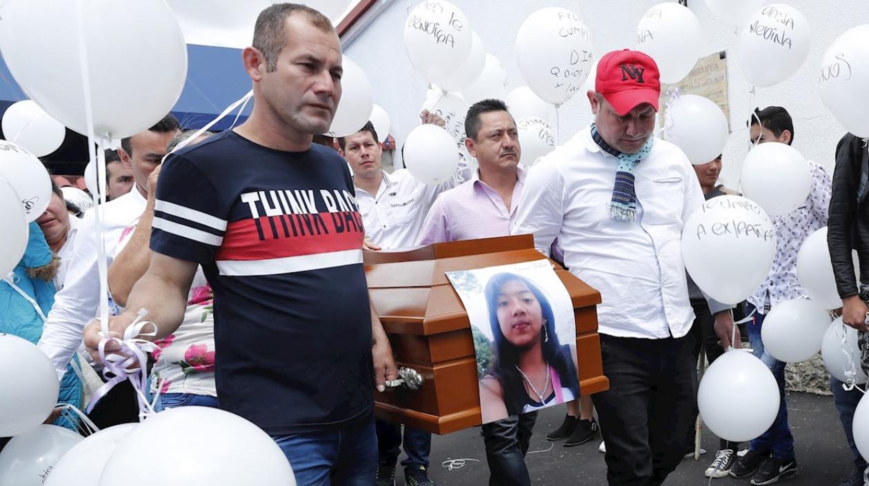 Familiares le dan el último adiós a Diana Medina Garzón, una de las víctimas del bombardeo en Caquetá.