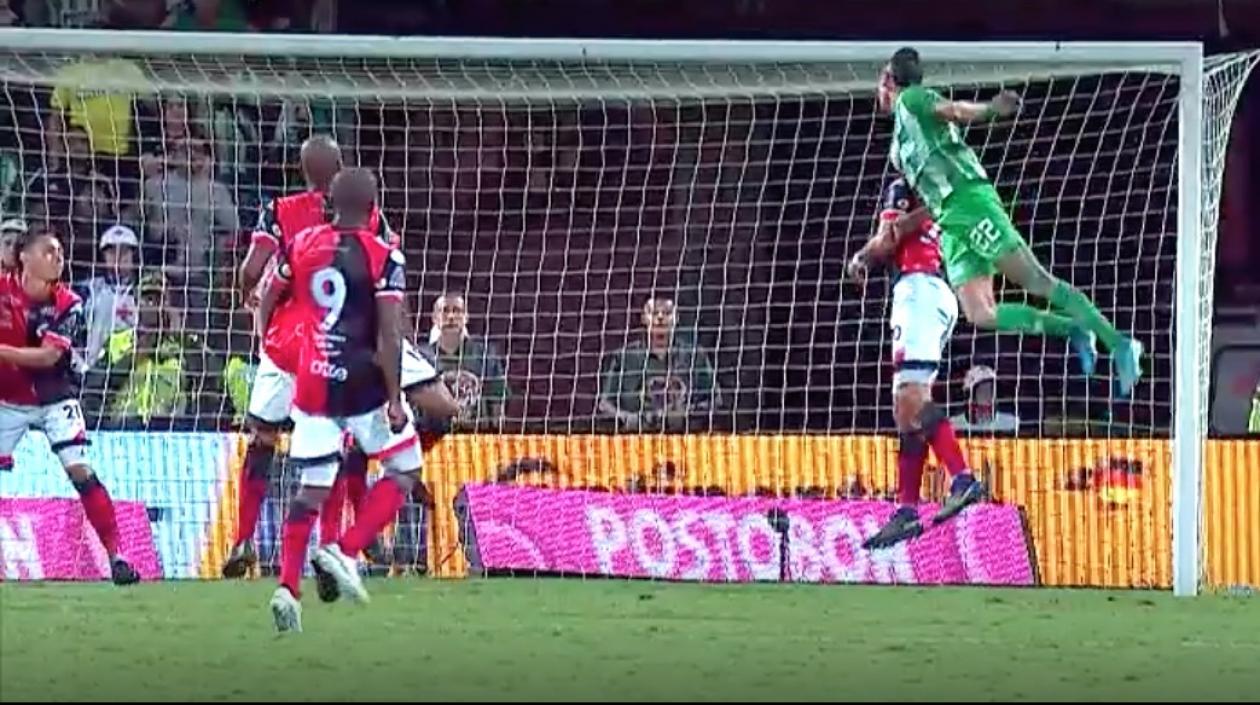 Daniel Muñoz anotando el tercer gol de Atlético Nacional.