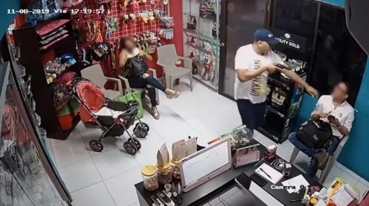 En video quedó registrado el delincuente que robó en una veterinaria.