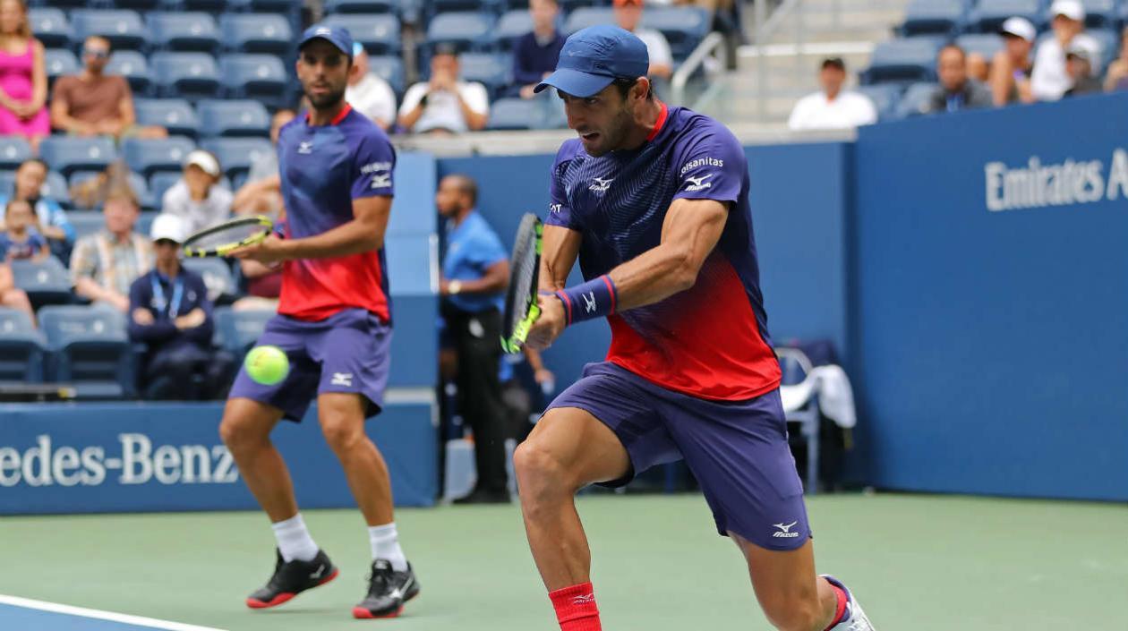 Robert Farah realiza una devolución ante la mirada de Juan Sebastián Cabal.