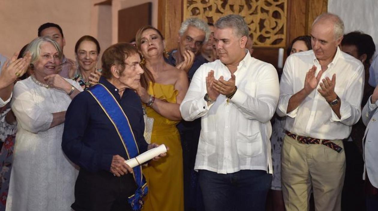 El pintor David Manzur y el Presidente Iván Duque.