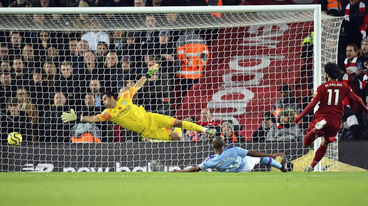 Mohamed Salah anota ante la meta del Manchester City. 