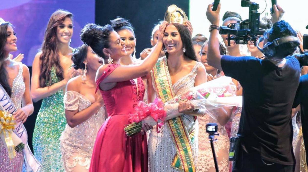 Allison Vega coronando a su sucesora Estefany Meza Olascuaga.