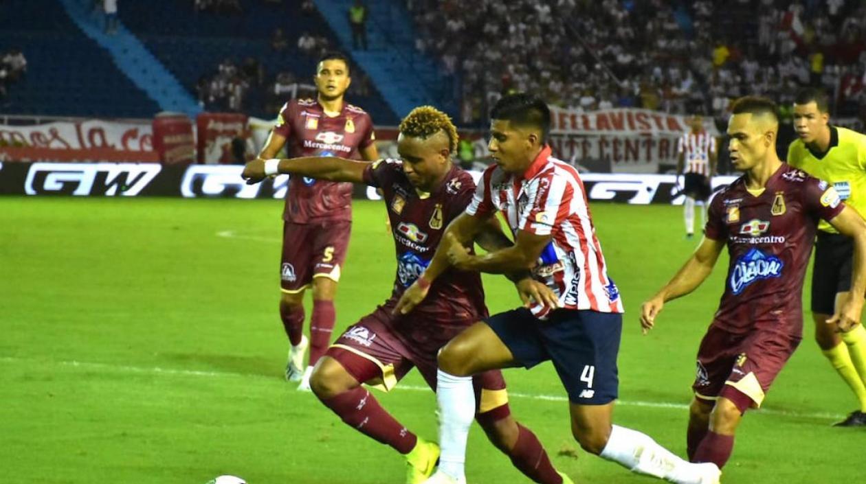 David Murillo ingresó en el segundo tiempo por molestia muscular de Gabriel Fuentes.