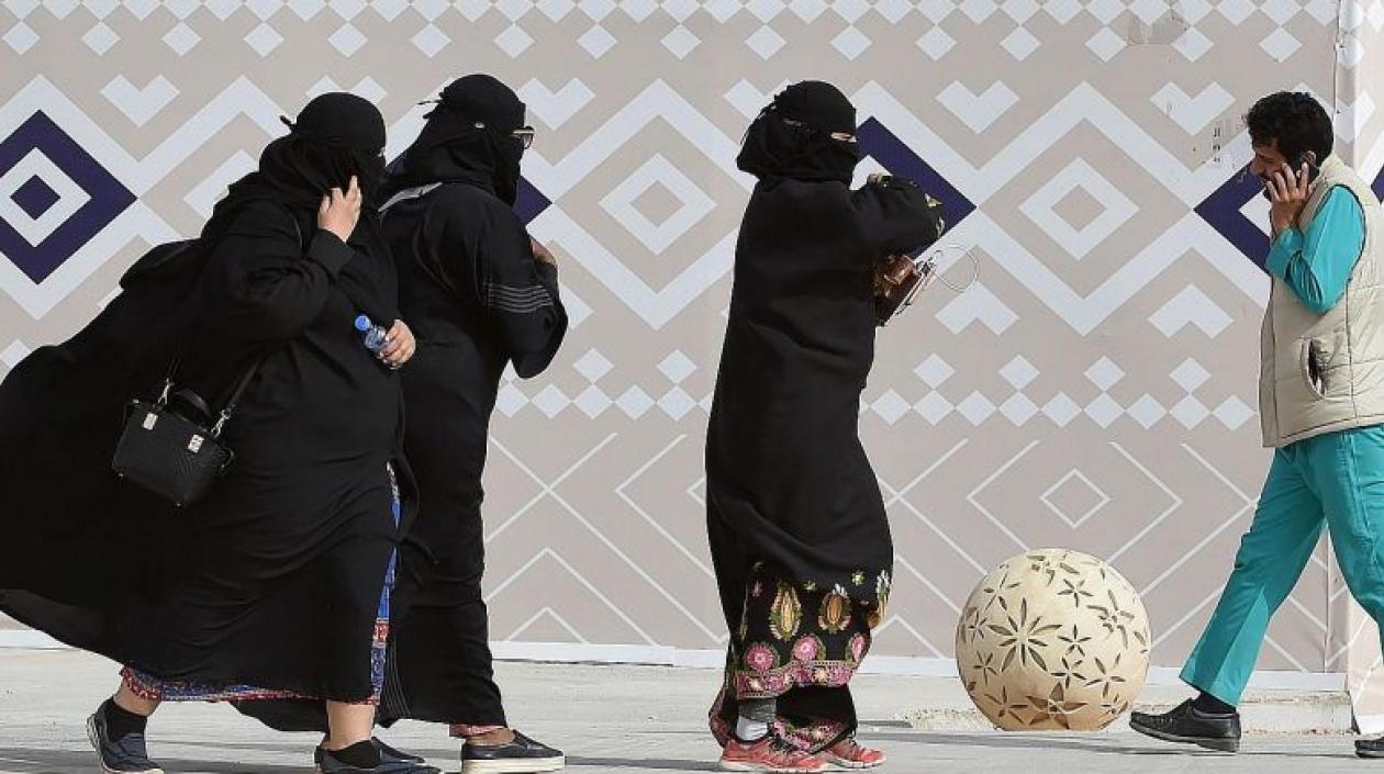 La ultraconservadora sociedad saudí también se dividió en internet entre quienes criticaban y aplaudían el vídeo en Twitter o Facebook.