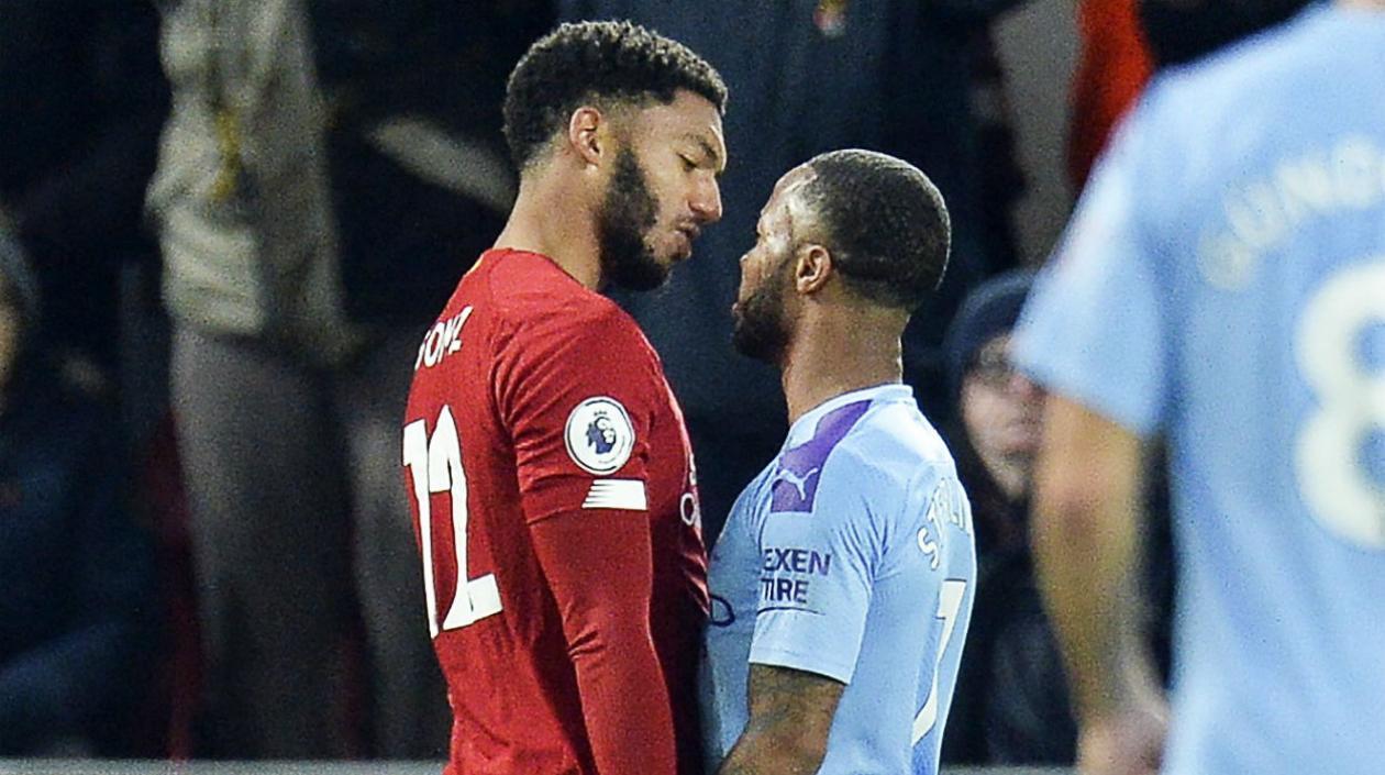 Raheem Sterling se carea con Joe Gómez.