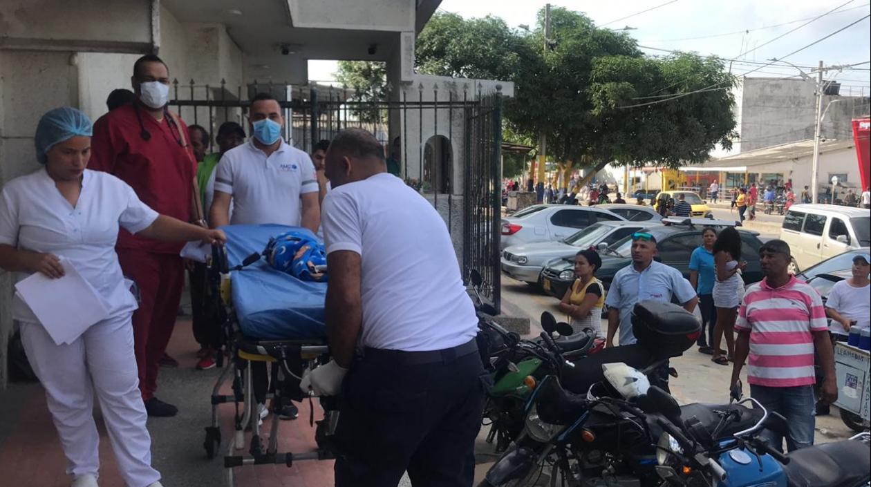 Momentos en que el bebé era sacado de la Clínica San Ignacio rumbo a la Clínica Portoazul.