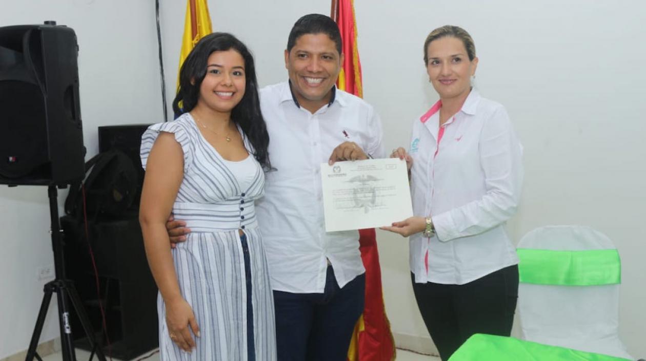 Rumenigge Monsalve acompañado de su esposa Sofía Camacho y la Registradora Sandra Viviana Molano.