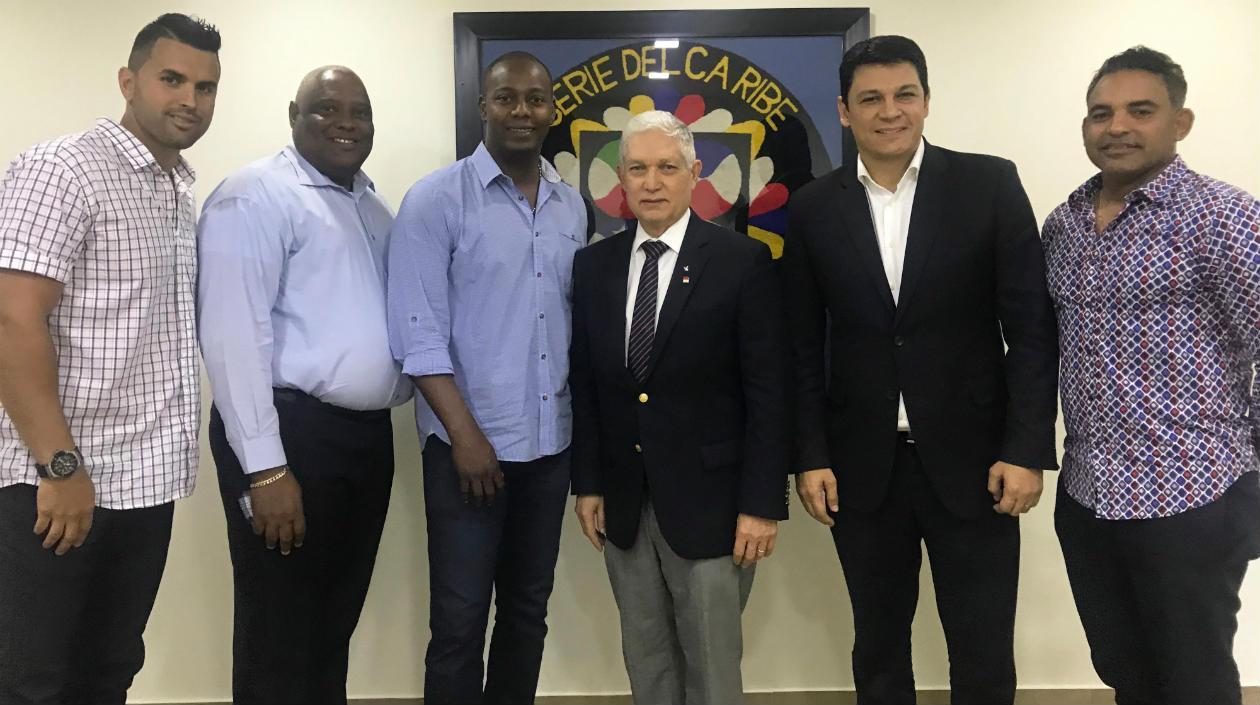 Luis Felipe Urueta y Édgar Rentería al lado de Francisco Puello. 