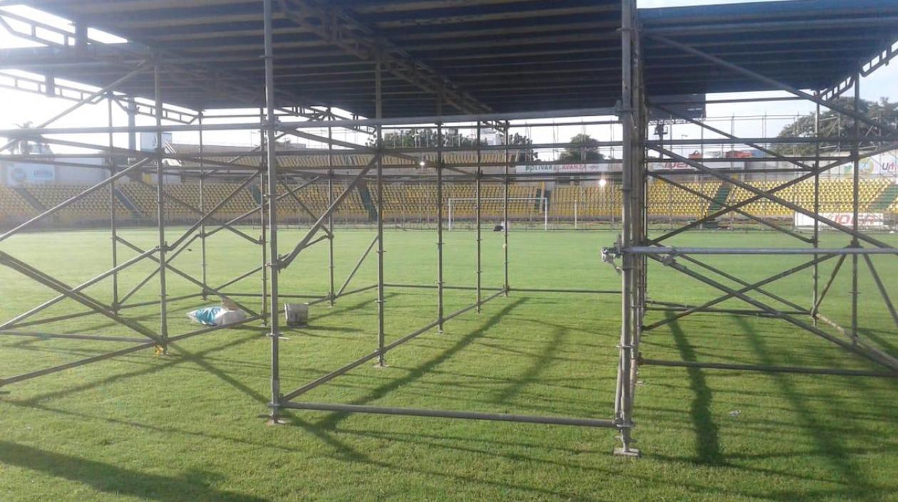 Montaje de la estructura para el show, sobre la grama recién entregada.